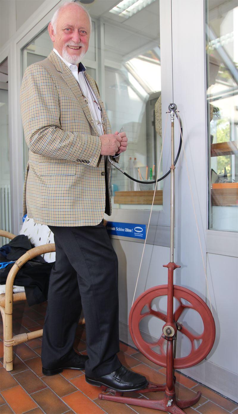 Herr Wache an der Tretbohrmaschine - 