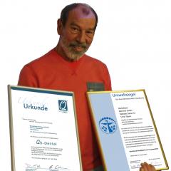 (03. März 2015) - Urkunden im Doppelpack: QS-Dental & Umweltsiegel