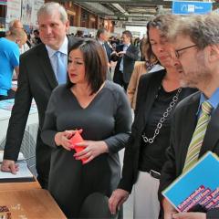 (09. Juli 2015) - Senatorin Kolat am Innungsstand